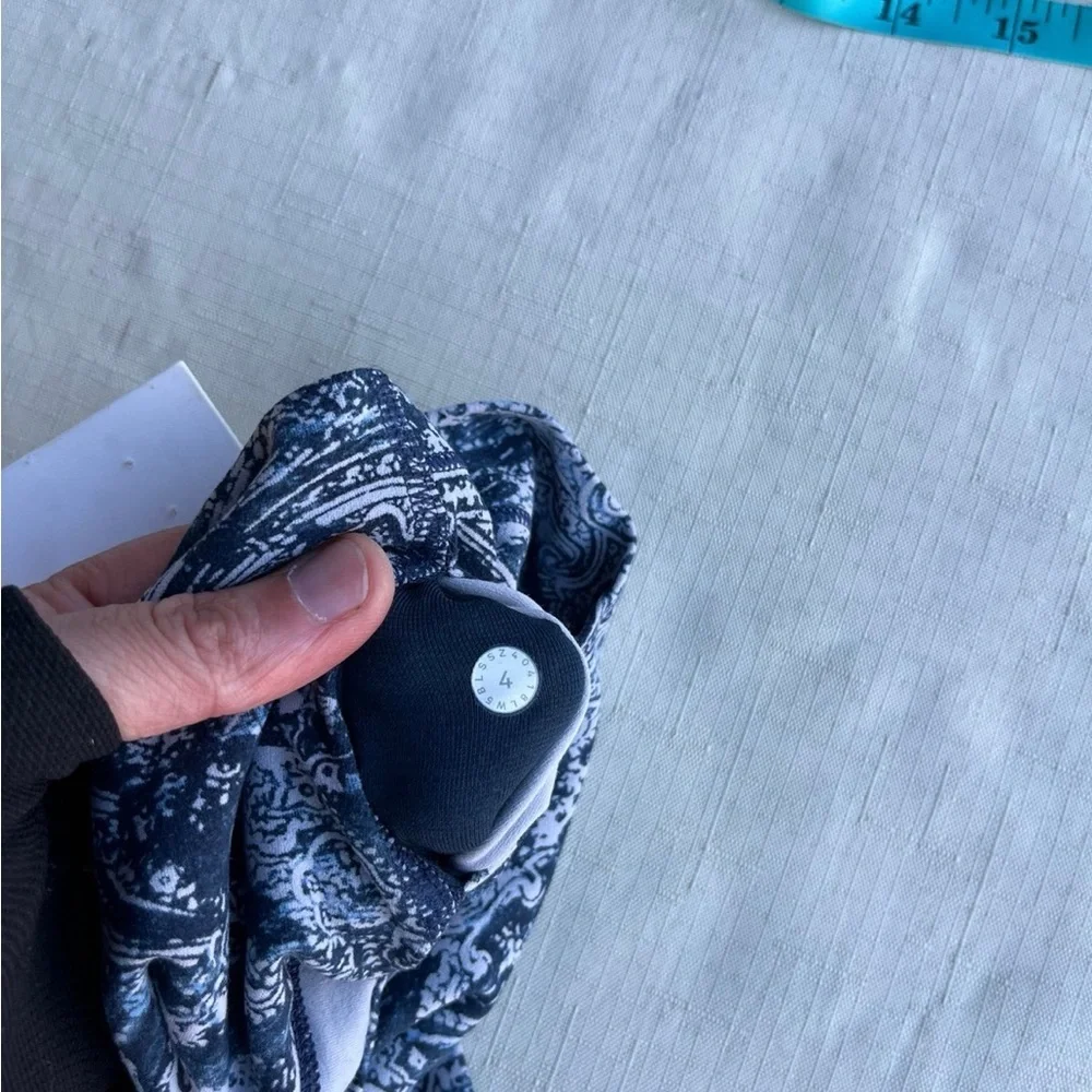 NWT Lululemon size 4 align blue paisley leggings